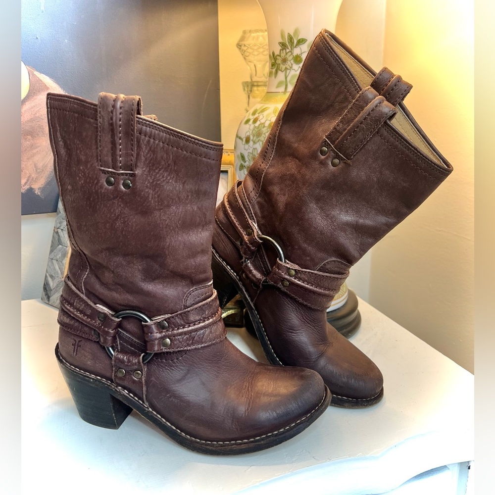Frye Carmen Harness Motorcycle Brown Leather Mid Calf Pull On Short Boot